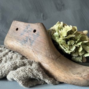 Oude houten schoenmal
