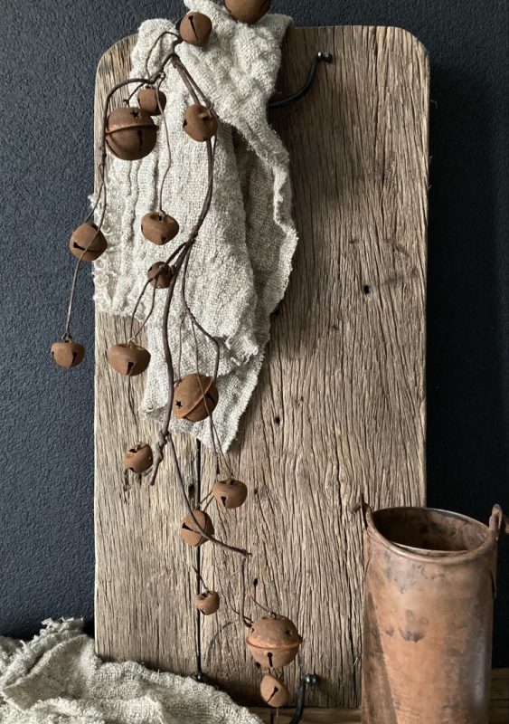 decoratieve tak met roestkleurige belletjes