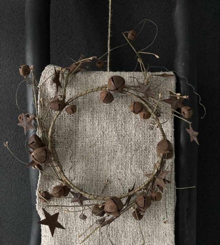 roestkrans met belletjes en sterren