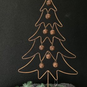 roestkleurige kerstboom met belletjes