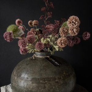Nepalese waterkruik met bos kunstbloemen
