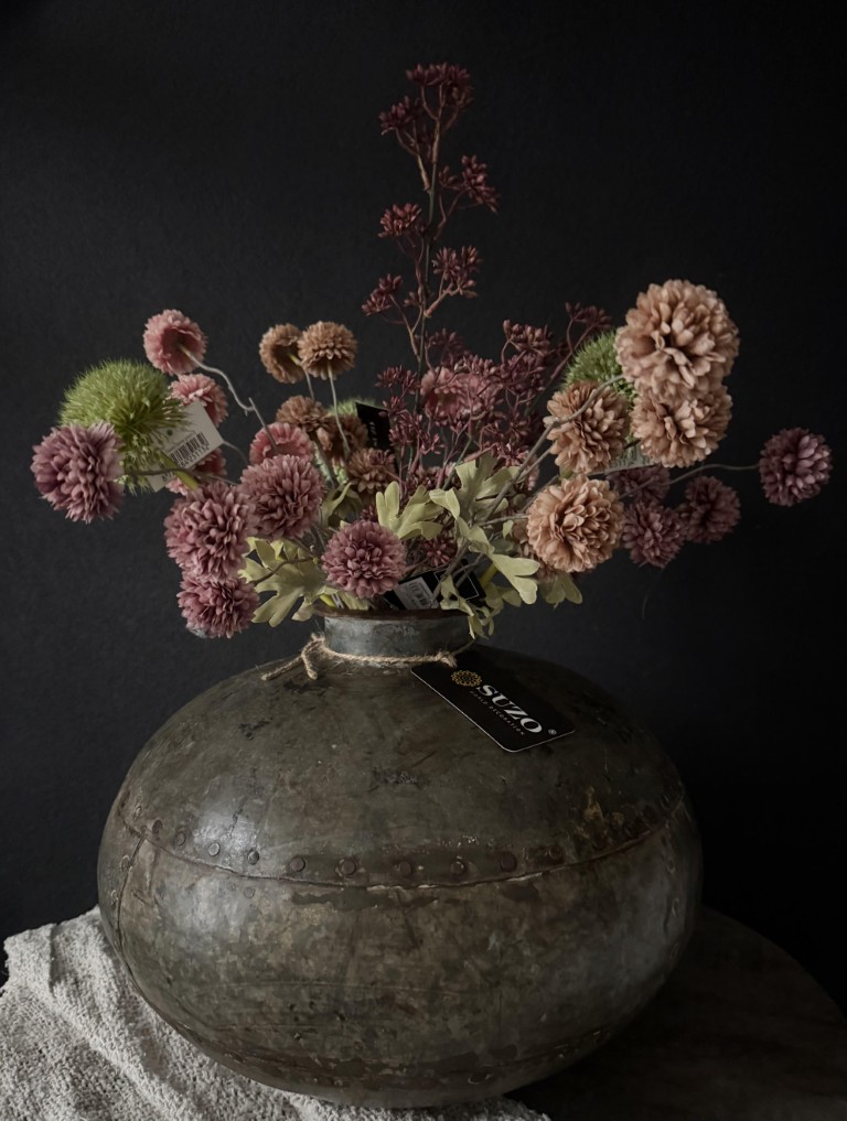 Nepalese waterkruik met bos kunstbloemen